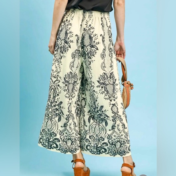 ♥️Hello Gorgeous! Border Print Wide Leg Pants - Cream/Black - Picture 3 of 9